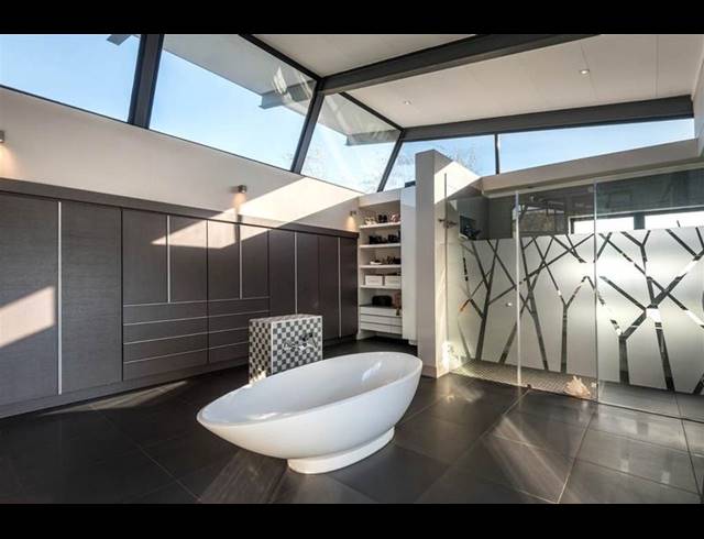 6 BEDROOM HOUSE FOR SALE IN WATERFALL